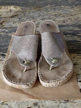 Women’s Metallic Gold Toe-Post Sandals